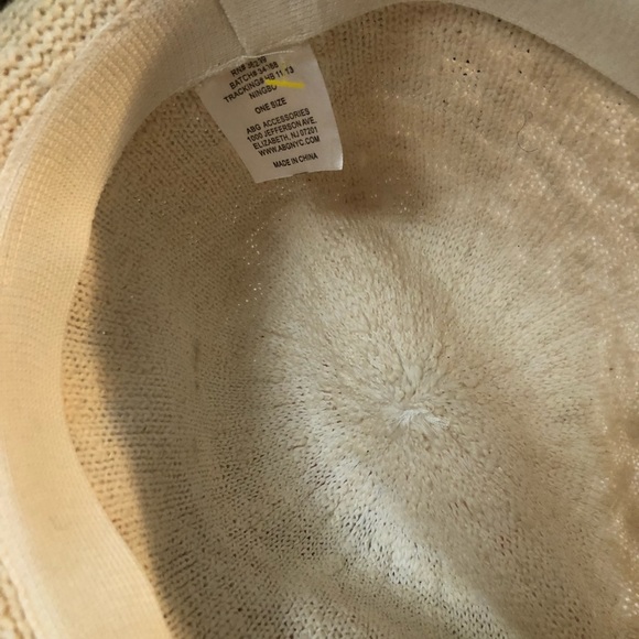 Off white hat with peach/pink band & flowers. - Picture 4 of 6